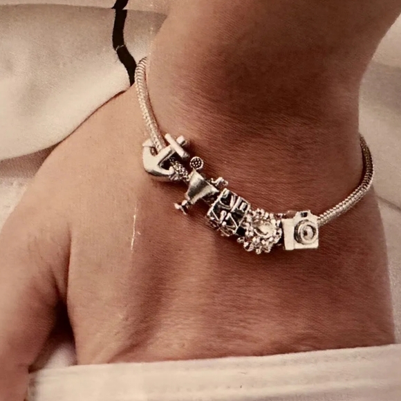 * $2 * When Bundled , Silvertone chain bracelet, 7.5" - Picture 2 of 2